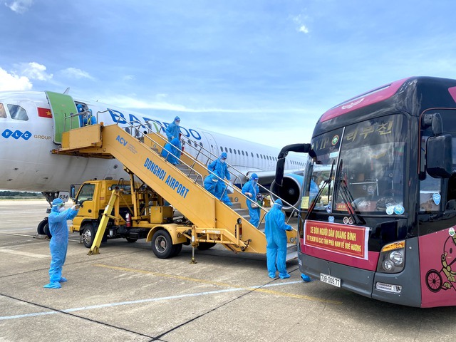 Bamboo Airways thực hiện 2 chuyến bay đưa gần 400 công dân Quảng Bình về quê - Ảnh 6.