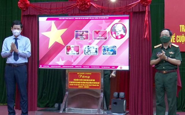 Quảng Bình tiếp nhận phần mềm và thiết bị 3D giới thiệu cuộc đời và sự nghiệp của Đại tướng Võ Nguyên Giáp - Ảnh 1.