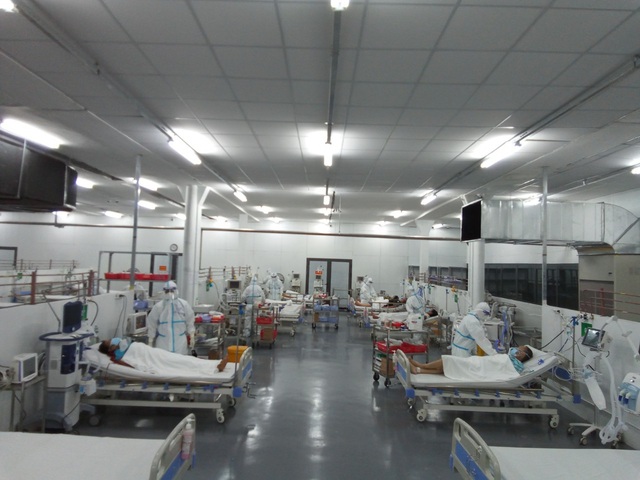 Trung tâm điều trị ca COVID-19 nặng của Bệnh viện Trung ương Huế tại TPHCM đón những bệnh nhân đầu tiên - Ảnh 5.