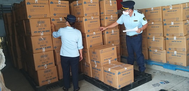 Phát hiện và tạm giữ 13.200 gói Khăn rút có dấu hiệu giả nhãn hiệu “Vietnam Airlines” - Ảnh 1.