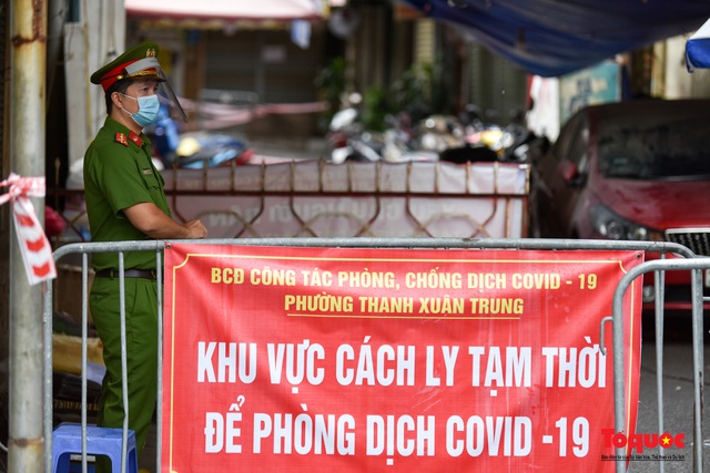 Hà Nội tăng cường nhiều lớp hàng rào bảo vệ tại ổ dịch phức tạp ngõ 328- 330 Nguyễn Trãi - Ảnh 1.
