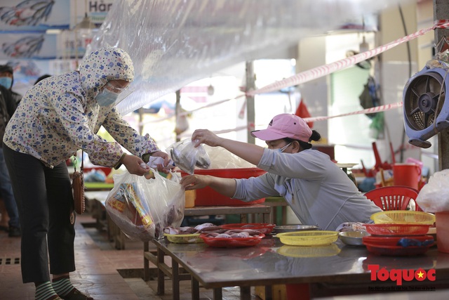Hình ảnh một số chợ truyền thống ở Đà Nẵng mở cửa trở lại phục vụ người dân - Ảnh 9.