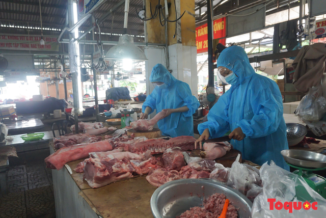 Hình ảnh một số chợ truyền thống ở Đà Nẵng mở cửa trở lại phục vụ người dân - Ảnh 1.