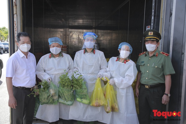 Công an Đà Nẵng giúp dân mua lương thực, thực phẩm giá rẻ, rau xanh thì tặng - Ảnh 1.