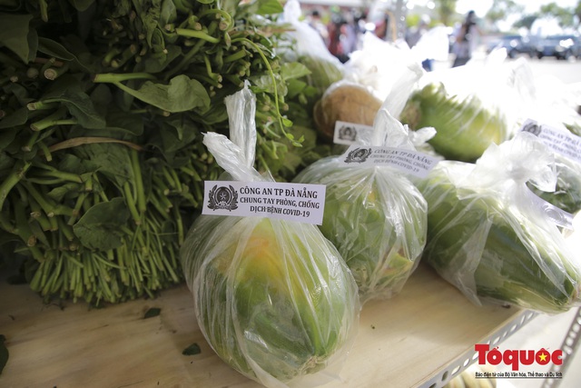 Công an Đà Nẵng giúp dân mua lương thực, thực phẩm giá rẻ, rau xanh thì tặng - Ảnh 7.