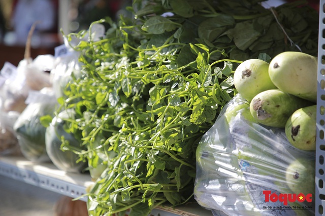 Công an Đà Nẵng giúp dân mua lương thực, thực phẩm giá rẻ, rau xanh thì tặng - Ảnh 8.