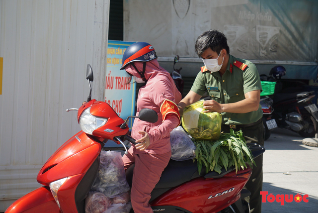 Công an Đà Nẵng giúp dân mua lương thực, thực phẩm giá rẻ, rau xanh thì tặng - Ảnh 10.