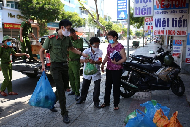 Công an Đà Nẵng giúp dân mua lương thực, thực phẩm giá rẻ, rau xanh thì tặng - Ảnh 17.