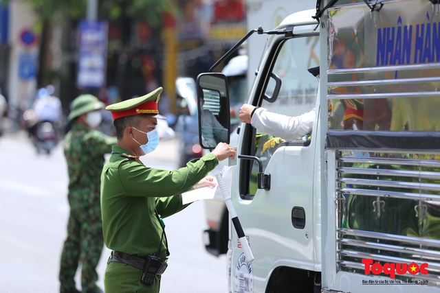 Lực lượng Công an Đà Nẵng kiểm tra Giấy đi đường của người dân.
