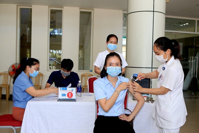 Thừa Thiên Huế phấn đấu 92% người từ 18 tuổi trở lên được tiêm vaccine trong năm 2021 - Ảnh 1.