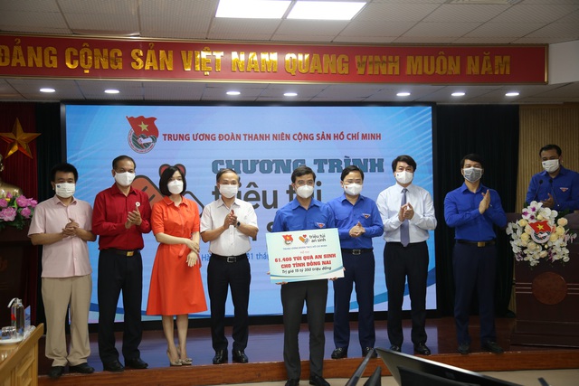 Trao tặng 81.400 Túi quà an sinh trị giá 20 tỷ 350 triệu đồng cho TP HCM và tỉnh Đồng Nai - Ảnh 1.