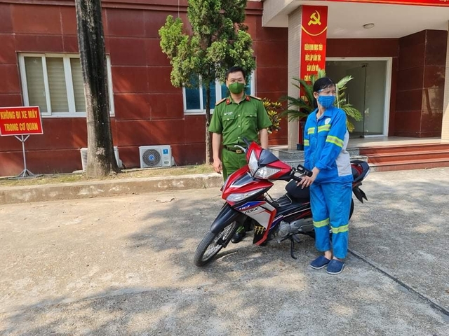 Công an quận Nam Từ Liêm tặng xe máy mới cho nữ công nhân bị cướp trong đêm - Ảnh 2.
