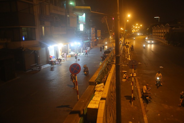 Phong tỏa chợ Long Biên, tiểu thương &quot;xả hàng&quot; ngoài đường cả đêm - Ảnh 1.