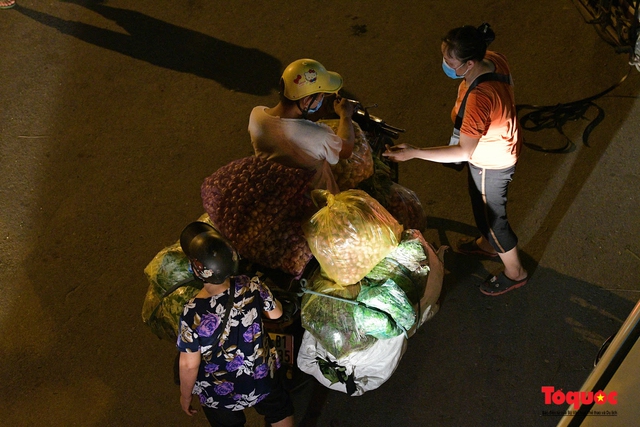 Phong tỏa chợ Long Biên, tiểu thương &quot;xả hàng&quot; ngoài đường cả đêm - Ảnh 11.