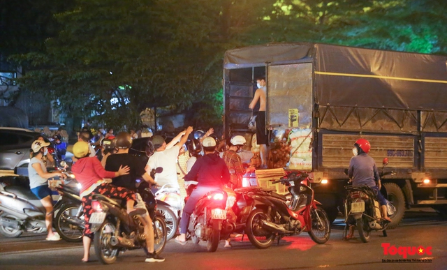 Phong tỏa chợ Long Biên, tiểu thương &quot;xả hàng&quot; ngoài đường cả đêm - Ảnh 2.