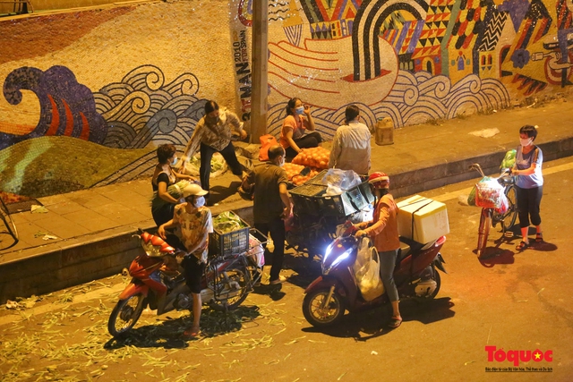 Phong tỏa chợ Long Biên, tiểu thương &quot;xả hàng&quot; ngoài đường cả đêm - Ảnh 5.