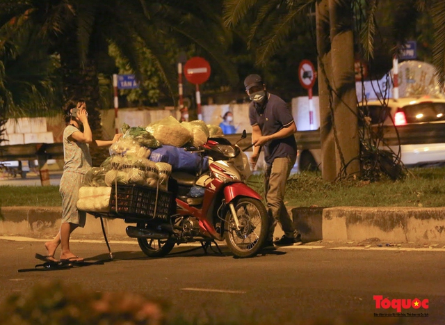 Phong tỏa chợ Long Biên, tiểu thương &quot;xả hàng&quot; ngoài đường cả đêm - Ảnh 9.