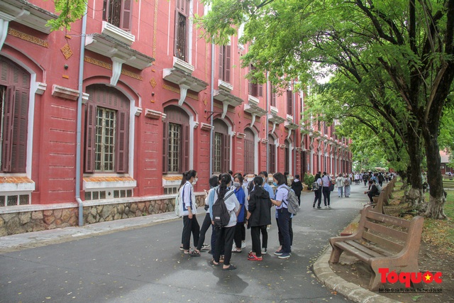 385 học sinh tại Thừa Thiên Huế được tặng Bằng chứng nhận danh hiệu &quot;Học sinh danh dự toàn trường&quot; - Ảnh 1.