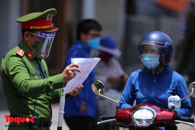 Công an Đà Nẵng hướng dẫn kiểm tra, xử lý các trường hợp người dân ra ngoài khi không cần thiết - Ảnh 4.