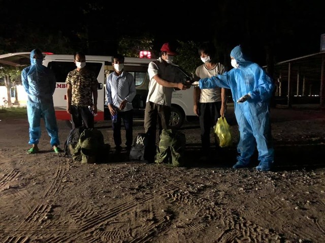 4 công dân Lai Châu đi bộ về quê được người dân Quảng Bình thuê xe chở về nhà - Ảnh 1.