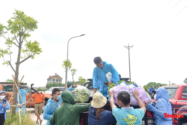 Hàng chục tấn rau củ quả, nhu yếu phẩm của bà con Bắc Giang ủng hộ Thủ đô Hà Nội - Ảnh 10.