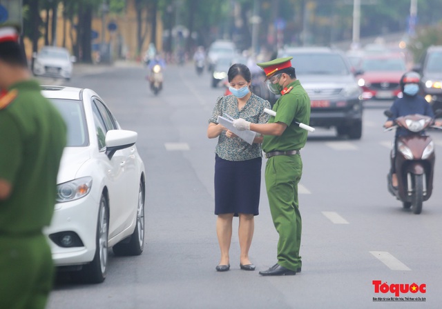 Hà Nội yêu cầu người ra đường xuất trình lịch làm việc, UBND phường quá tải người xếp hàng xin xác nhận - Ảnh 5.