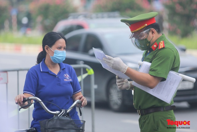 Hà Nội yêu cầu người ra đường xuất trình lịch làm việc, UBND phường quá tải người xếp hàng xin xác nhận - Ảnh 4.