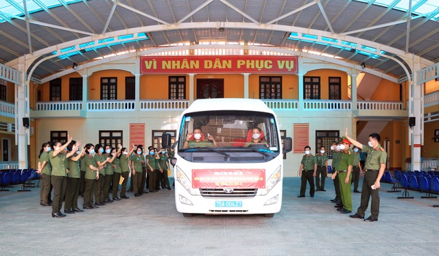 Công an Thừa Thiên Huế ủng hộ hàng nghìn thiết bị y tế hỗ trợ các tỉnh miền Nam chống dịch - Ảnh 2.