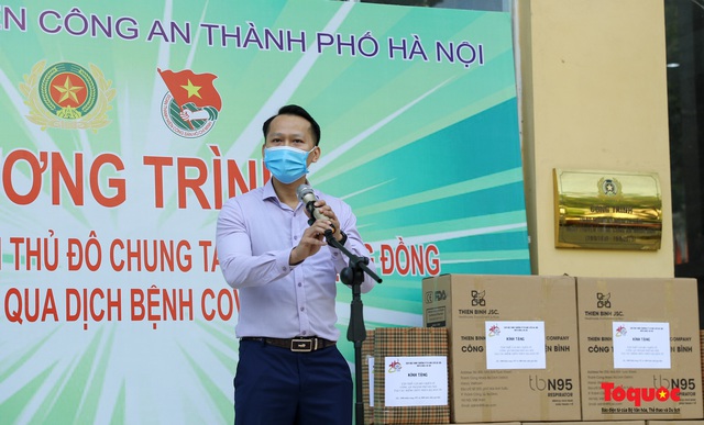 Hàng ngàn khẩu trang, kính chống giọt bắn được trao tặng cho tổ 141 đặc biệt CATP Hà Nội - Ảnh 2.