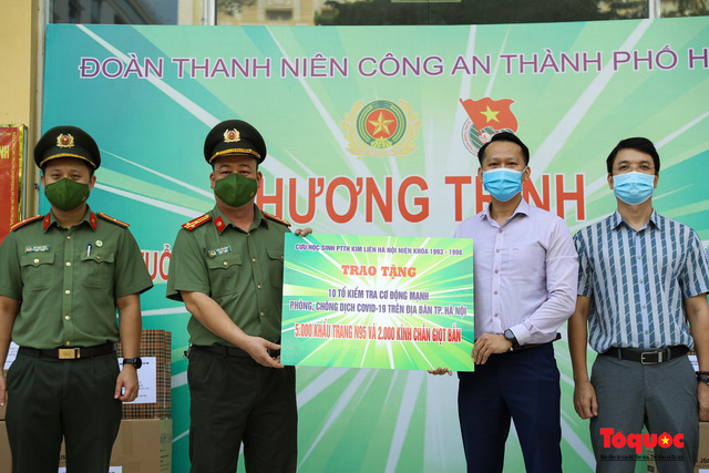 Hàng ngàn khẩu trang, kính chống giọt bắn được trao tặng cho tổ 141 đặc biệt CATP Hà Nội - Ảnh 3.