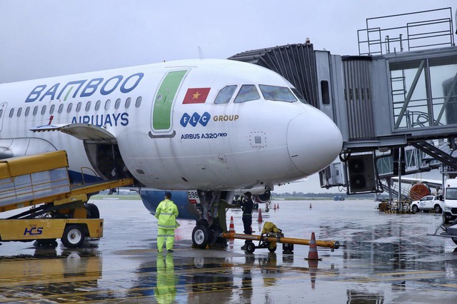 Bamboo Airways bay chuyên cơ khứ hồi đưa y bác sĩ chi viện miền Nam chống dịch - Ảnh 1.