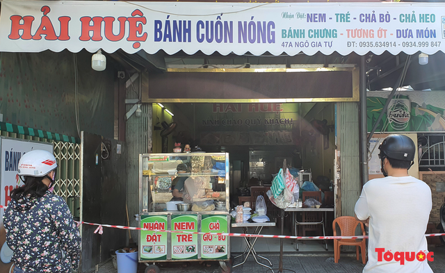 Đường phố Đà Nẵng dần đông người và phương tiện, nhiều hàng quán vùng xanh đã mở bán trở lại - Ảnh 1.