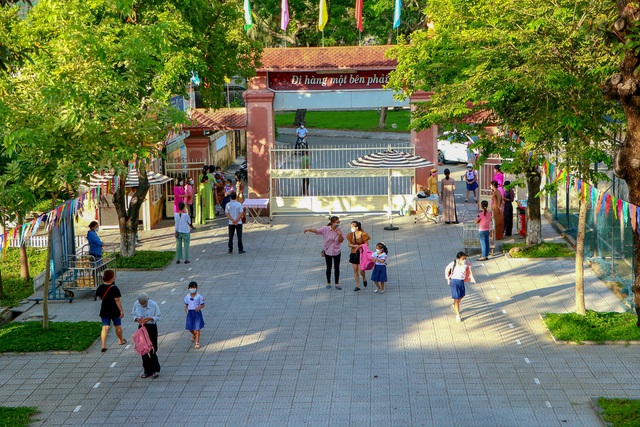 Học sinh ở vùng an toàn Thừa Thiên Huế trở lại trường học sau thời gian dài học online - Ảnh 1.
