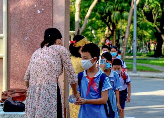 Học sinh ở vùng an toàn Thừa Thiên Huế trở lại trường học sau thời gian dài học online - Ảnh 5.