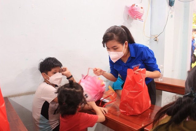 Nestlé Việt Nam trao tặng quà cho thiếu nhi bị ảnh hưởng bởi đại dịch Covid-19   - Ảnh 1.