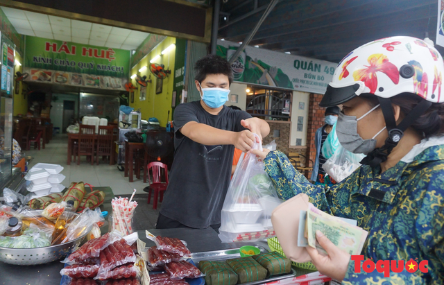 Dịch cơ bản được khống chế, người dân “vùng xanh” ở Đà Nẵng được ra ngoài mua đồ, tập thể dục thoải mái hơn - Ảnh 13.