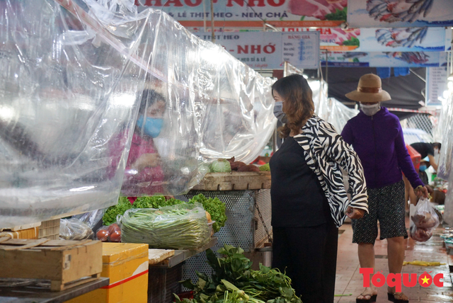 Dịch cơ bản được khống chế, người dân “vùng xanh” ở Đà Nẵng được ra ngoài mua đồ, tập thể dục thoải mái hơn - Ảnh 15.