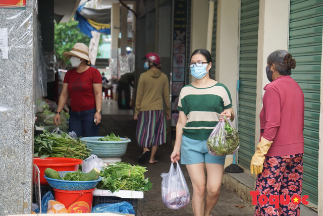 Dịch cơ bản được khống chế, người dân “vùng xanh” ở Đà Nẵng được ra ngoài mua đồ, tập thể dục thoải mái hơn - Ảnh 16.