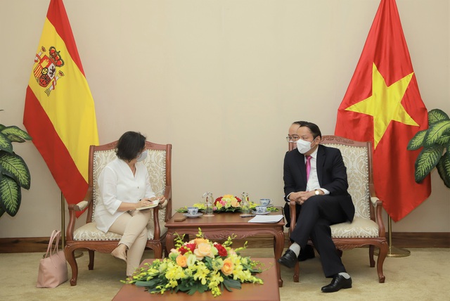 Bộ trưởng Nguyễn Văn Hùng đề nghị Tây Ban Nha hỗ trợ vaccine phòng chống Covid-19 cho Phú Quốc - Ảnh 1.