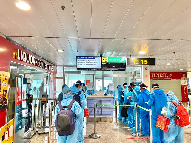 Bamboo Airways tiếp tục khai thác chuyến bay khứ hồi đặc biệt đưa y bác sĩ từ Huế vào miền Nam chống dịch - Ảnh 2.