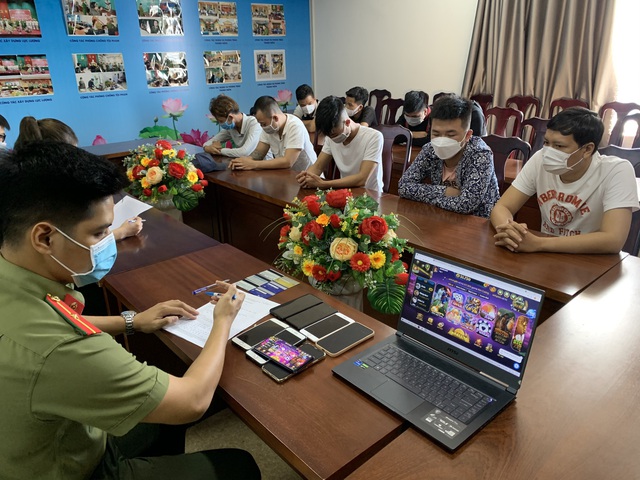 Bắt đối tượng tổ chức cho 15 người đánh bạc dưới hình thức game online - Ảnh 1. Bắt đối tượng tổ chức cho 15 người đánh bạc dưới hình thức game online - Ảnh 1.