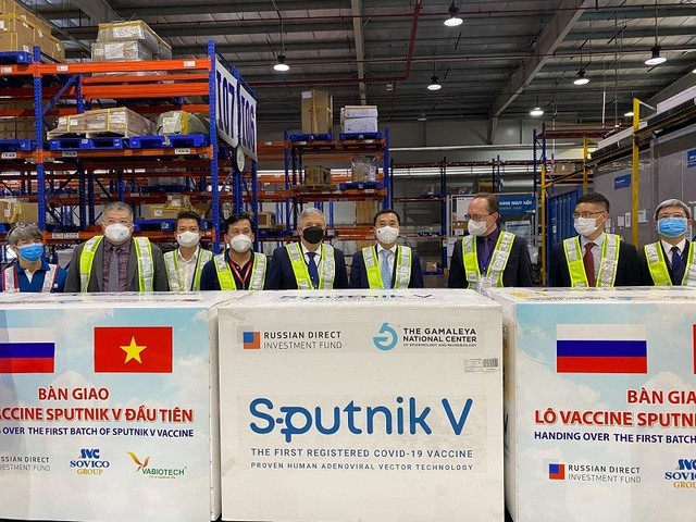 Việt Nam tiếp nhận lô vaccine Sputnik V đầu tiên - Ảnh 3.