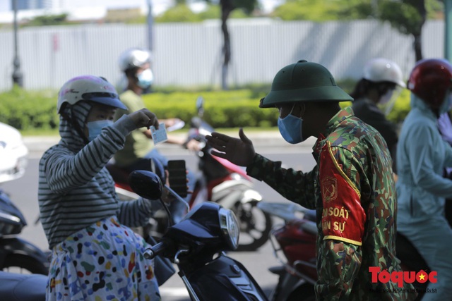 Hình ảnh ngày đầu Đà Nẵng chuyển sang trạng thái phòng chống dịch mới sau 20 ngày thực hiện “ai ở đâu thì ở đó” - Ảnh 3.