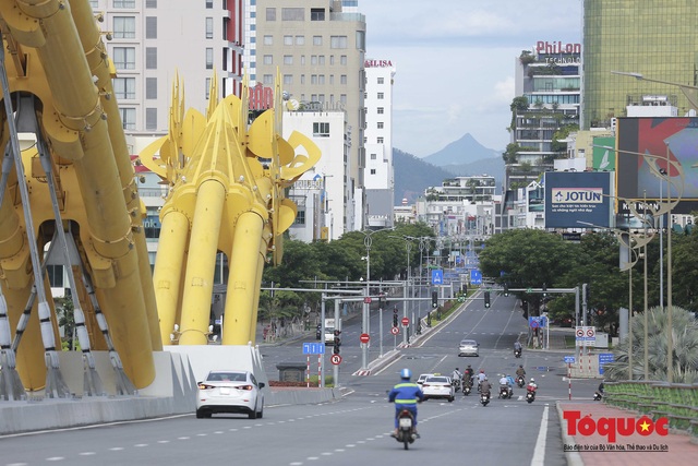 Hình ảnh ngày đầu Đà Nẵng chuyển sang trạng thái phòng chống dịch mới sau 20 ngày thực hiện “ai ở đâu thì ở đó” - Ảnh 1.