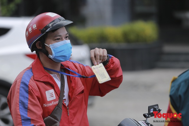 Hình ảnh ngày đầu Đà Nẵng chuyển sang trạng thái phòng chống dịch mới sau 20 ngày thực hiện “ai ở đâu thì ở đó” - Ảnh 6.