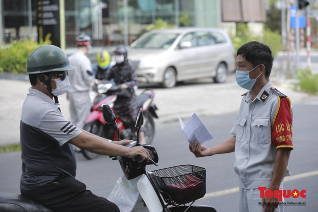 Hình ảnh ngày đầu Đà Nẵng chuyển sang trạng thái phòng chống dịch mới sau 20 ngày thực hiện “ai ở đâu thì ở đó” - Ảnh 4.