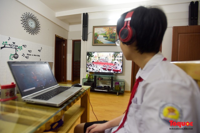 Học sinh tại 29 quận, huyện, thị xã tại Hà Nội tiếp tục học trực tuyến từ 8/11 - Ảnh 1.
