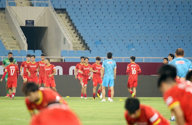 Công bố danh sách tuyển Việt Nam thi đấu trận gặp tuyển Australia: HLV Park Hang-seo công bố kíp Duy Mạnh, Đình Trọng - Ảnh 1.