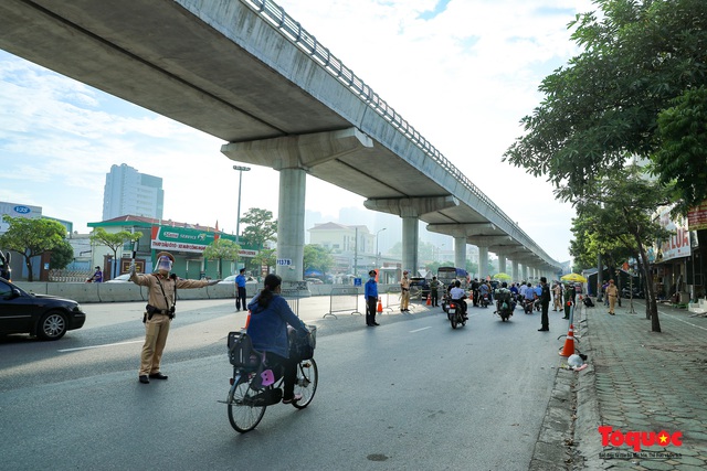 Thủ tướng yêu cầu Hà Nội điều chỉnh bất cập trong việc cấp giấy đi đường - Ảnh 1.