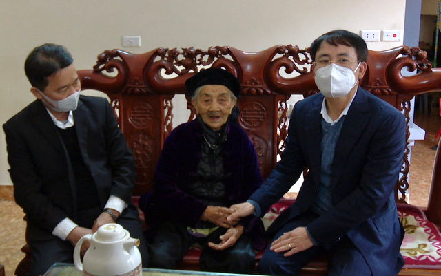 Phó Chủ tịch UBND Thành phố Nguyễn Trọng Đông thăm và tặng quà gia đình chính sách xã Thanh Lâm - Ảnh 1.
